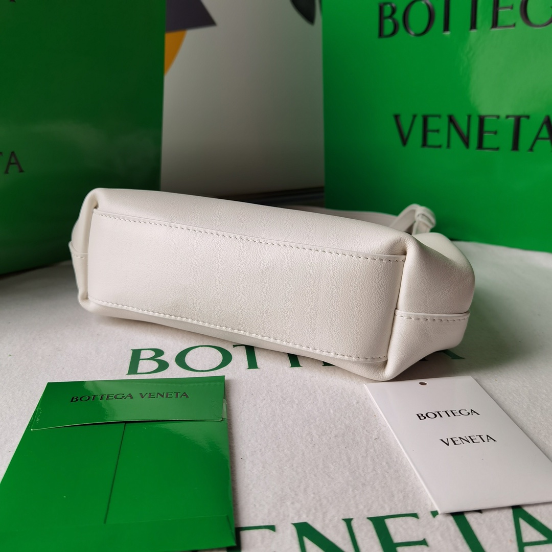 보테가베네타 The Triangle 미니 파우치 화이트 숄더백